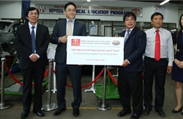 Toyota Việt Nam tặng xe – thiết bị kỹ thuật cho đào tạo               